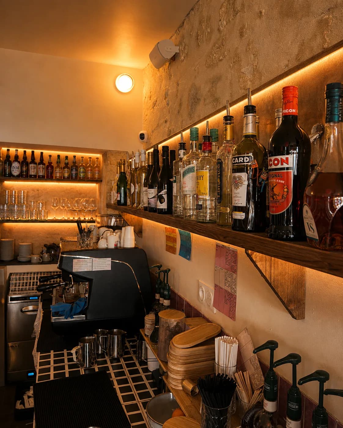 Le bar et ses bouteilles