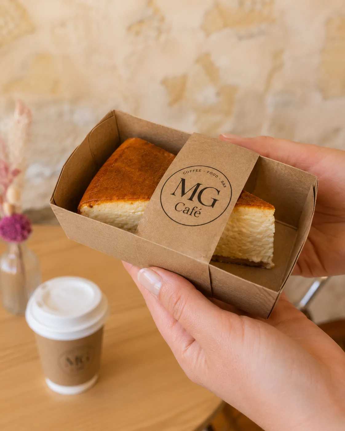 Cheesecake et café prêts à partir