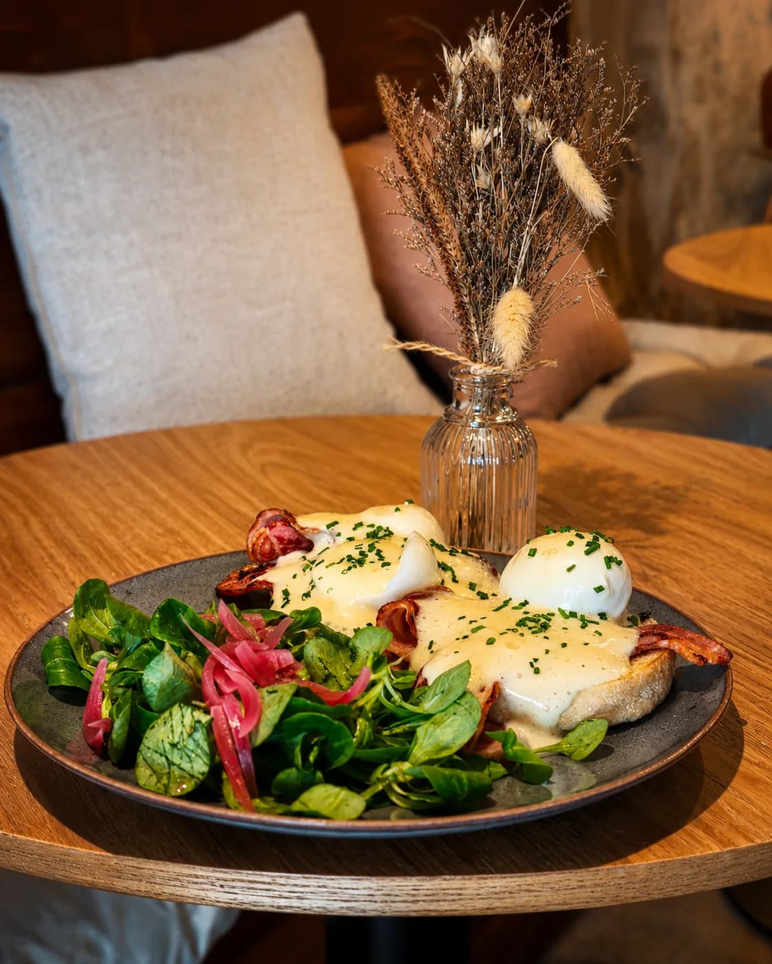 Œufs bénédicte et salade
